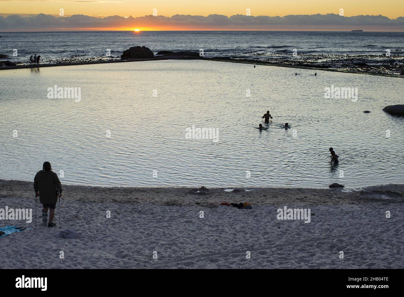 Abenddämmerung am Küstenvorort Camp's Bay in Kapstadt entlang der Atlantikküste Südafrikas auf der Kap-Halbinsel Stockfoto