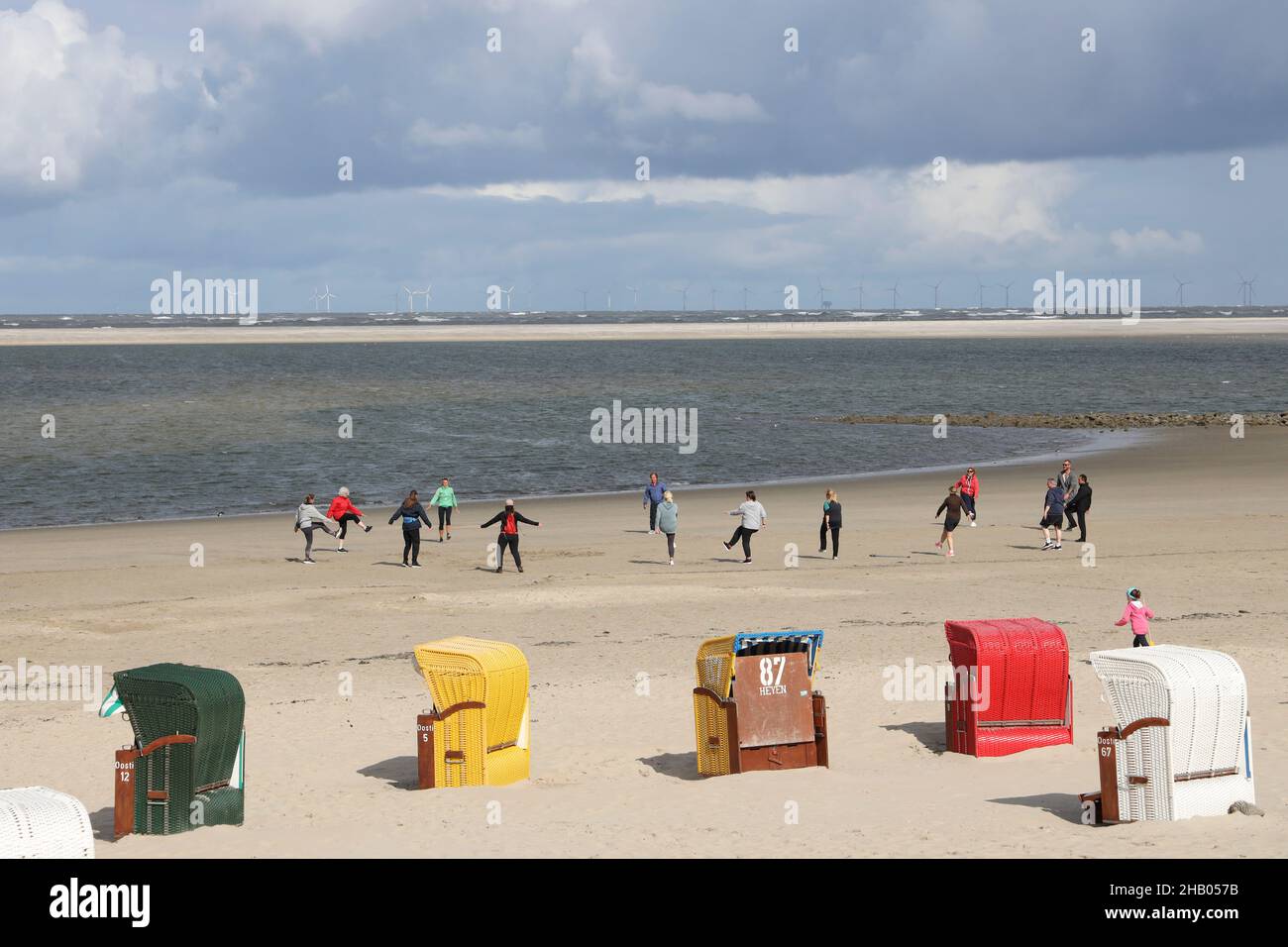 Aerobic am Strand, Nordseeinsel Borkum, Ostfriesland, Niedersachsen, Deutschland, Europa. Stockfoto