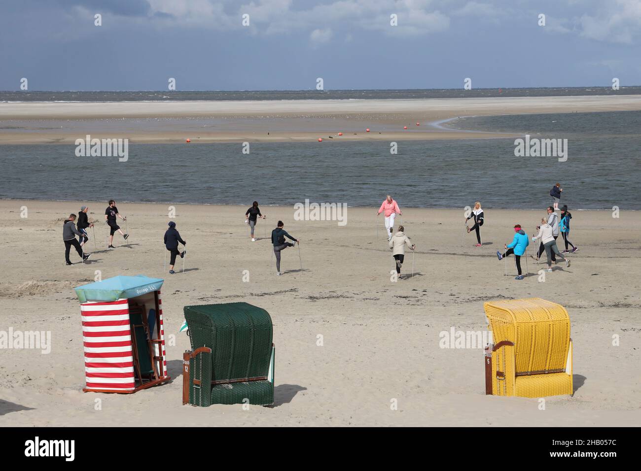 Aerobic am Strand, Nordseeinsel Borkum, Ostfriesland, Niedersachsen, Deutschland, Europa. Stockfoto