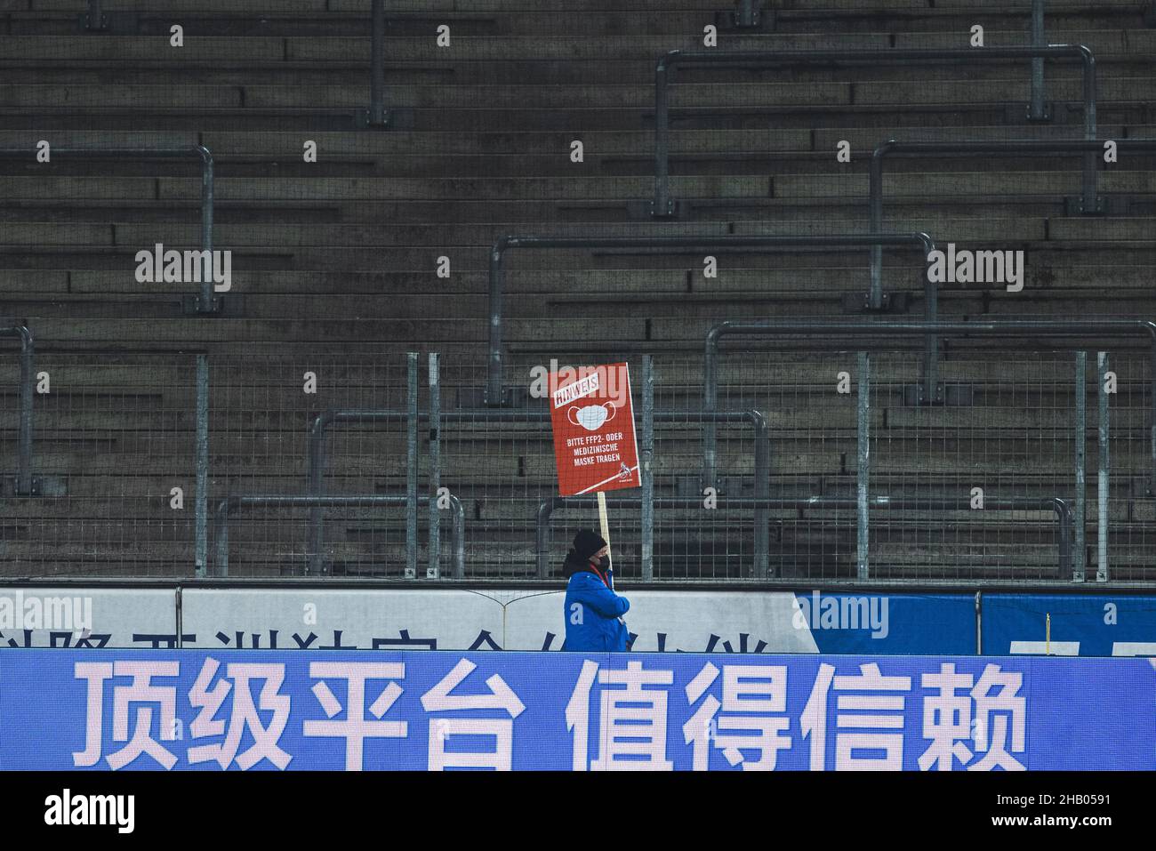 Kšln, RheinEnergieStadion, 10.12.21: Einige TribŸnen bleiben leer, Maskenpflicht, ein Mann mit einem Hinweisschild geht seine Runde, im Spiel der 1.BU Stockfoto