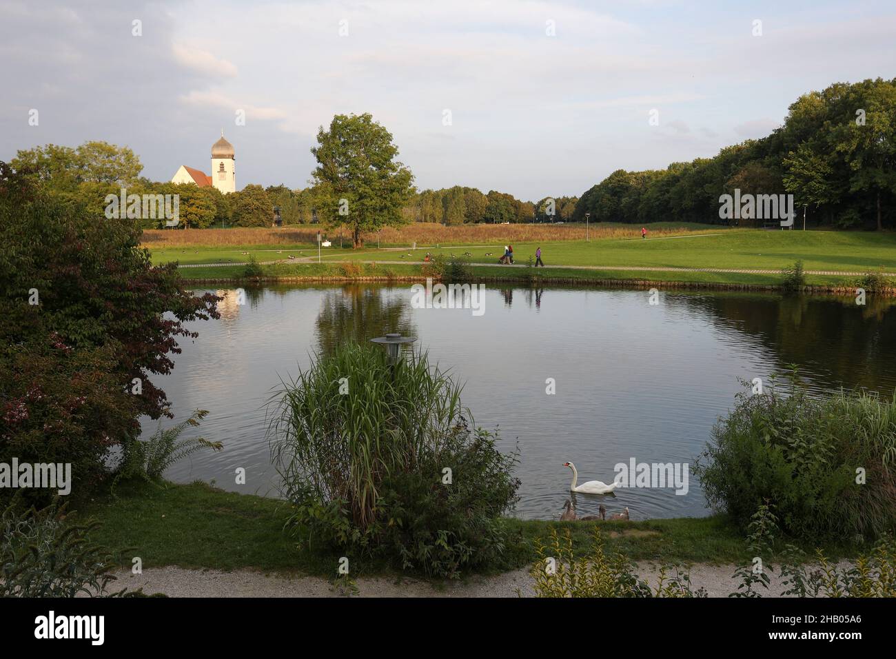 Blick über den Blutenburger See mit der Pfarrkirche zum Leiden Christi im Hintergrund, München, Bayern, Deutschland. Stockfoto