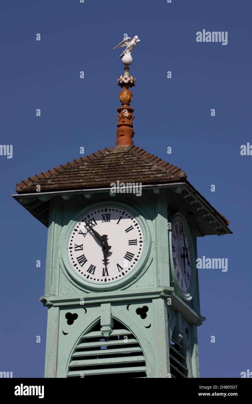 Teilansicht eines grünen Uhrturms in Paris, Frankreich, Europa. Stockfoto