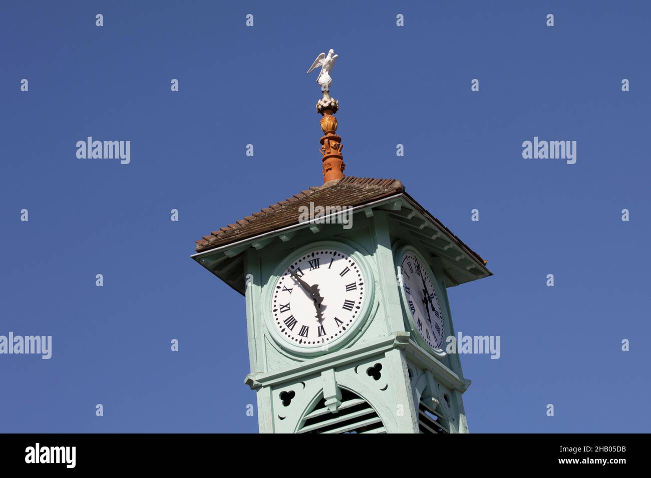 Teilansicht eines grünen Uhrturms in Paris, Frankreich, Europa Stockfoto
