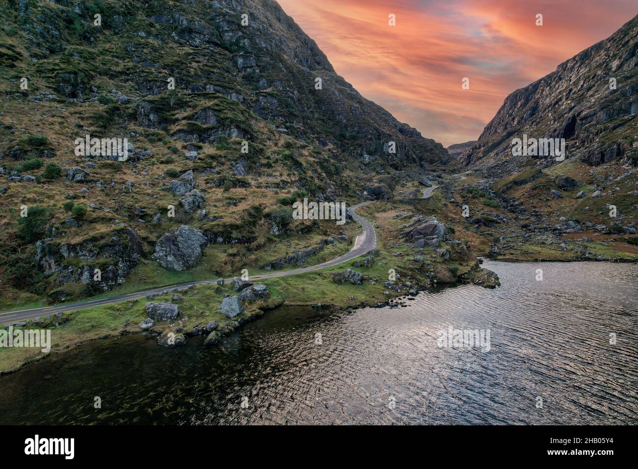 Sonnenuntergang am Gap of Dunloe in Ring of Kerry, einem schmalen Bergpass, der nördlich in den Süden der Grafschaft Kerry, Irland, verläuft Stockfoto