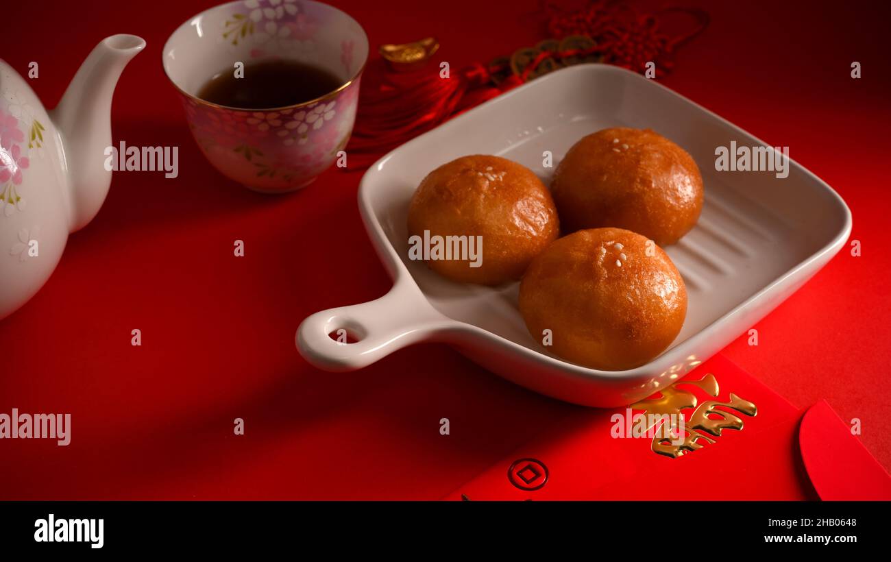 Original leckere chinesische gebratene Brötchen auf einem Teller und heißer Tee. Chinesisches Frühstück oder Vorspeisenkonzept. Übersetzung: Fu bedeutet Glück Stockfoto
