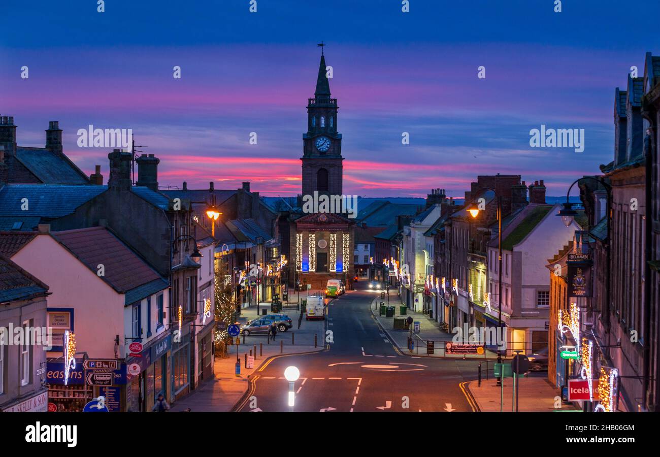Berwick upon Tweed mit Weihnachtsdekorationen, die auf Marygate blicken, während die Sonne über Englands nördlichster Stadt aufgeht. Northumberland, England, Großbritannien Stockfoto