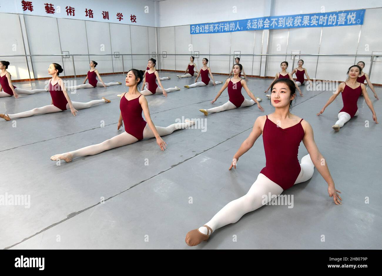 Handan, Handan, China. 16th Dez 2021. Am 16. Dezember übten Kunstbewerber im Übungsraum eines Tanztrainingszentrums in der Stadt Handan, Provinz Hebei, grundlegende Fähigkeiten aus.als sich die Kunstprüfung 2022 in einem Tanztrainingszentrum in der Stadt Handan, Provinz Hebei, näherte, Drei ältere Studenten, die sich für das Kunsttanz-Major bewerben, verstärken die intensive Ausbildung von professionellen Kursen, um für die bevorstehende Kunstprüfung zu schwitzen, um ihre Träume zu verwirklichen. (Bild: © SIPA Asia via ZUMA Press Wire) Stockfoto