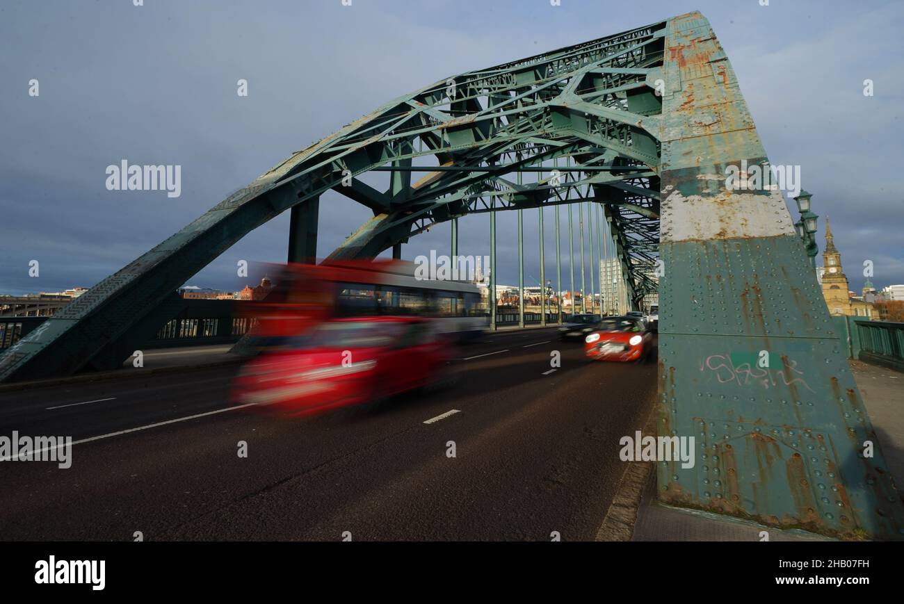 Verkehr, der durch die Tyne-Brücke führt, wobei Rost deutlich sichtbar ist. Der Stadtrat von Newcastle sagte, dass die rostende Tyne-Brücke eine Metapher für die Schäden war, die durch die Sparpolitik der Tory seit 2010 verursacht wurden und repariert worden wäre, wenn sie im Südosten gewesen wäre. Das nationale Wahrzeichen, ein Symbol des Bürgerstolzes für den Nordosten Englands, wird seit Jahren gründlich renoviert. Bilddatum: Mittwoch, 15. Dezember 2021. Stockfoto