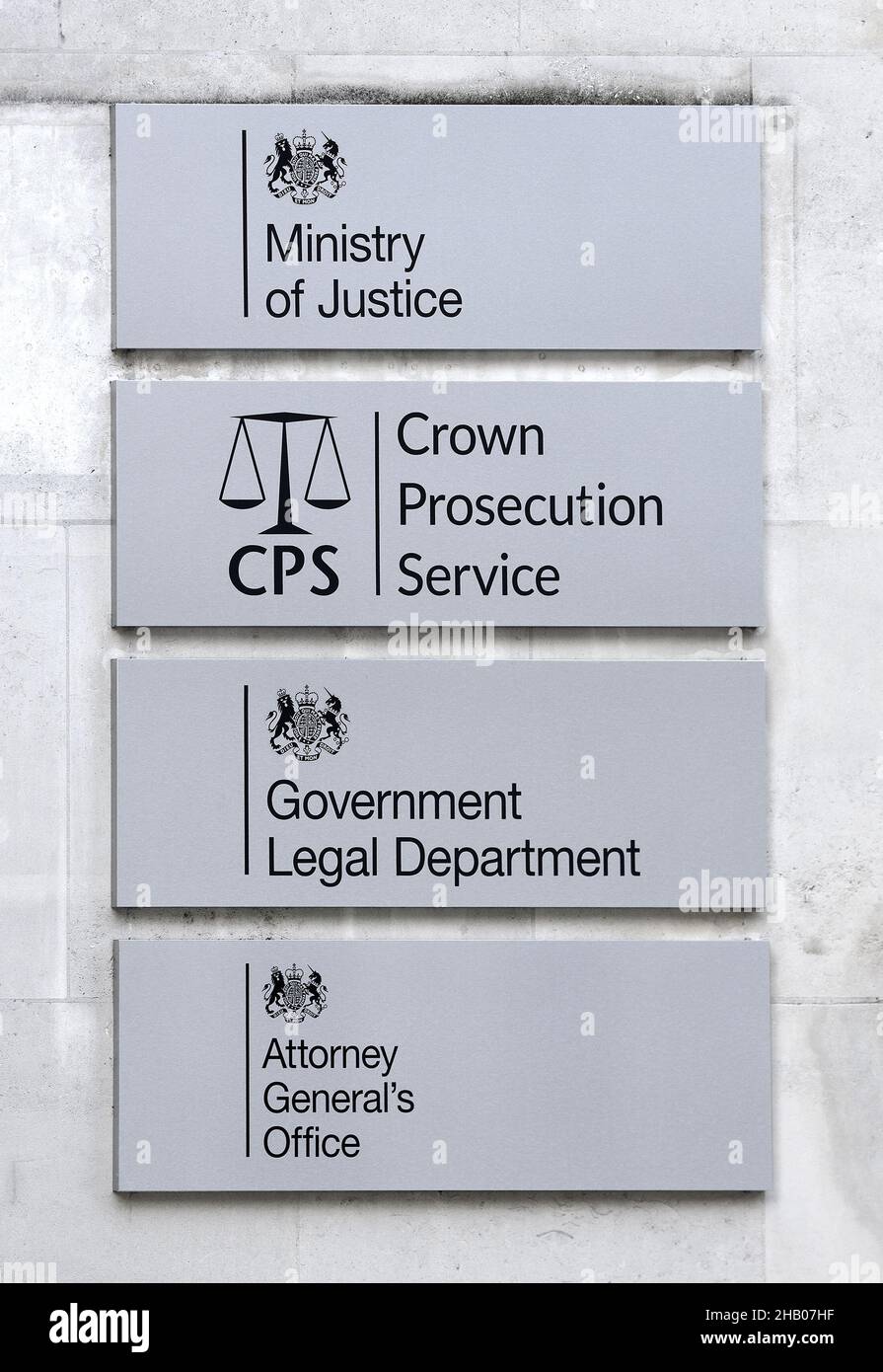 London, England, Großbritannien. Schilder in Petty France, in der Nähe von St James's Park: Justizministerium; Crown Prosecution Service, Government Legal Department, Attorne Stockfoto