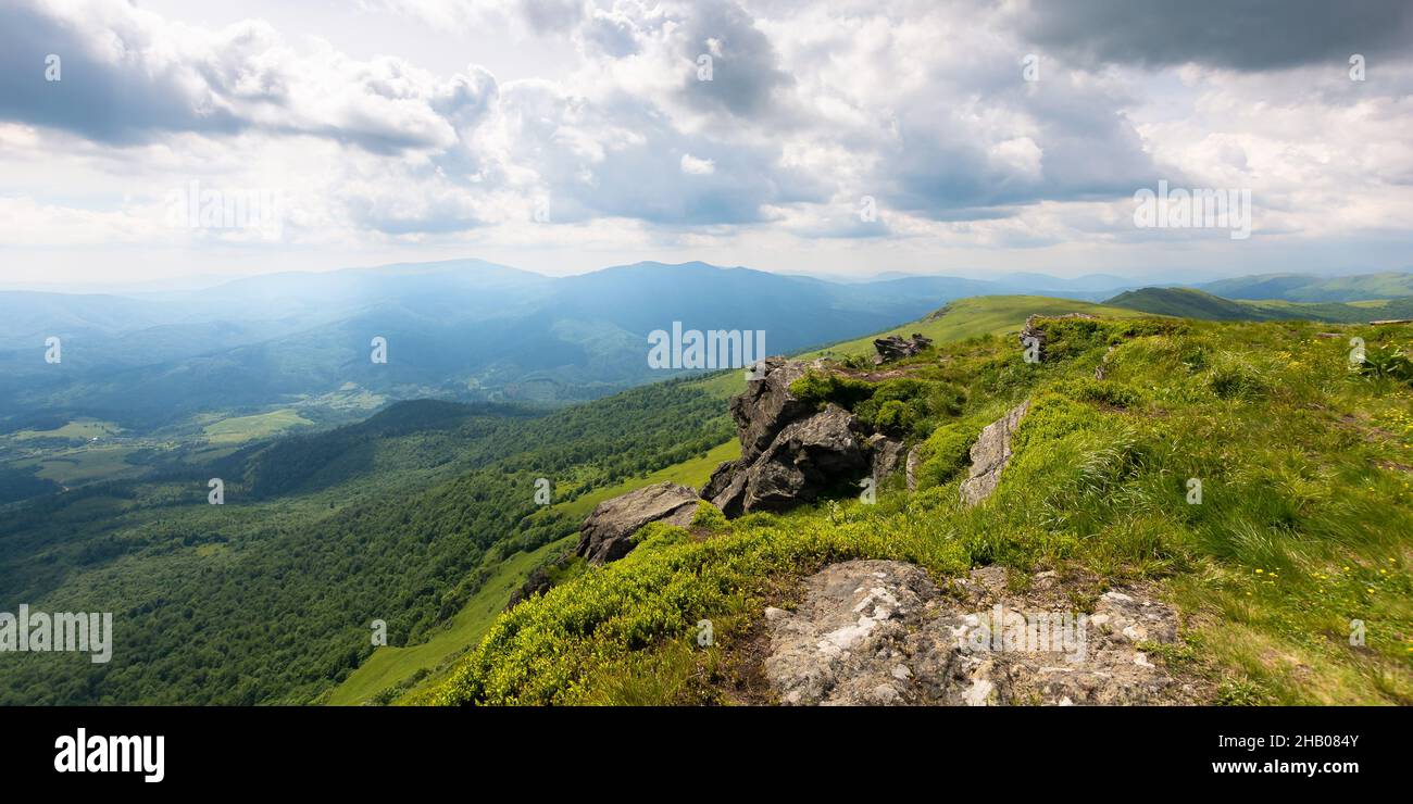 Schöne grüne Berglandschaft im Sommer. Reisen Sie im Freien Landschaft mit Blick in das Tal. Landschaftlich schöne Natur Umgebung. Sonniges Wetter mit Wolken Stockfoto