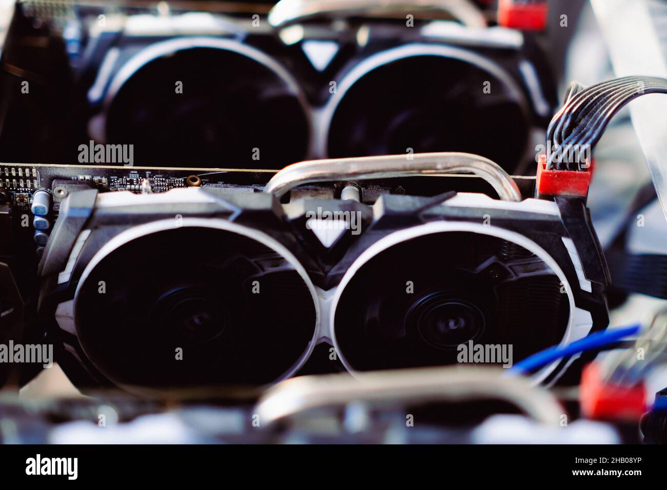 Bitcoin Bergbaufarm und Pandemie. Unser neues Leben. Hochwertige Fotos Stockfoto