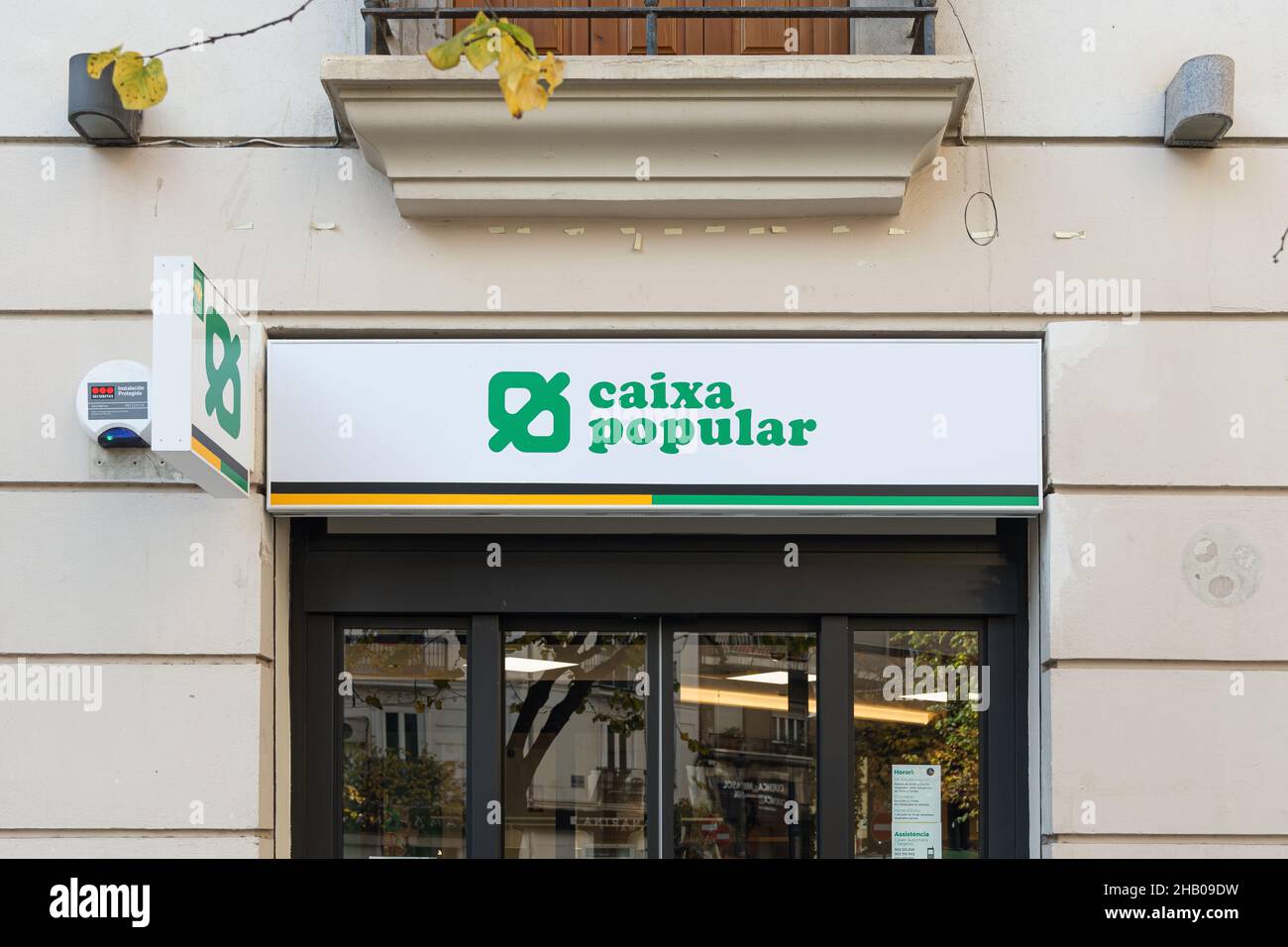 VALENCIA, SPANIEN - 15. DEZEMBER 2021: Caixa Popular ist eine spanische Bank mit Sitz in Valencia Stockfoto