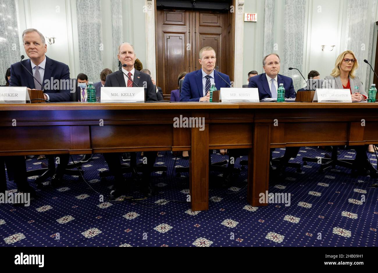 (L-R) Doug Parker, CEO von American Airlines, Gary Kelly, CEO von Southwest Airlines, Scott Kirby, Executive Vice President von Delta Air Lines, John Laughter, und Sara Nelson, Präsidentin der Association of Flight Attendants, sprechen vor dem Senat über die Themen Wirtschaft, Wissenschaft, Und Transport im Russell Senate Office Building auf dem Capitol Hill am 15. Dezember 2021 in Washington, DC. Die Führungskräfte des Luftverkehrs sagten während der Aufsichtsanhörung über den aktuellen Stand der US-Luftfahrtbranche aus. Kredit: Chip Somodevilla/Pool über CNP Stockfoto