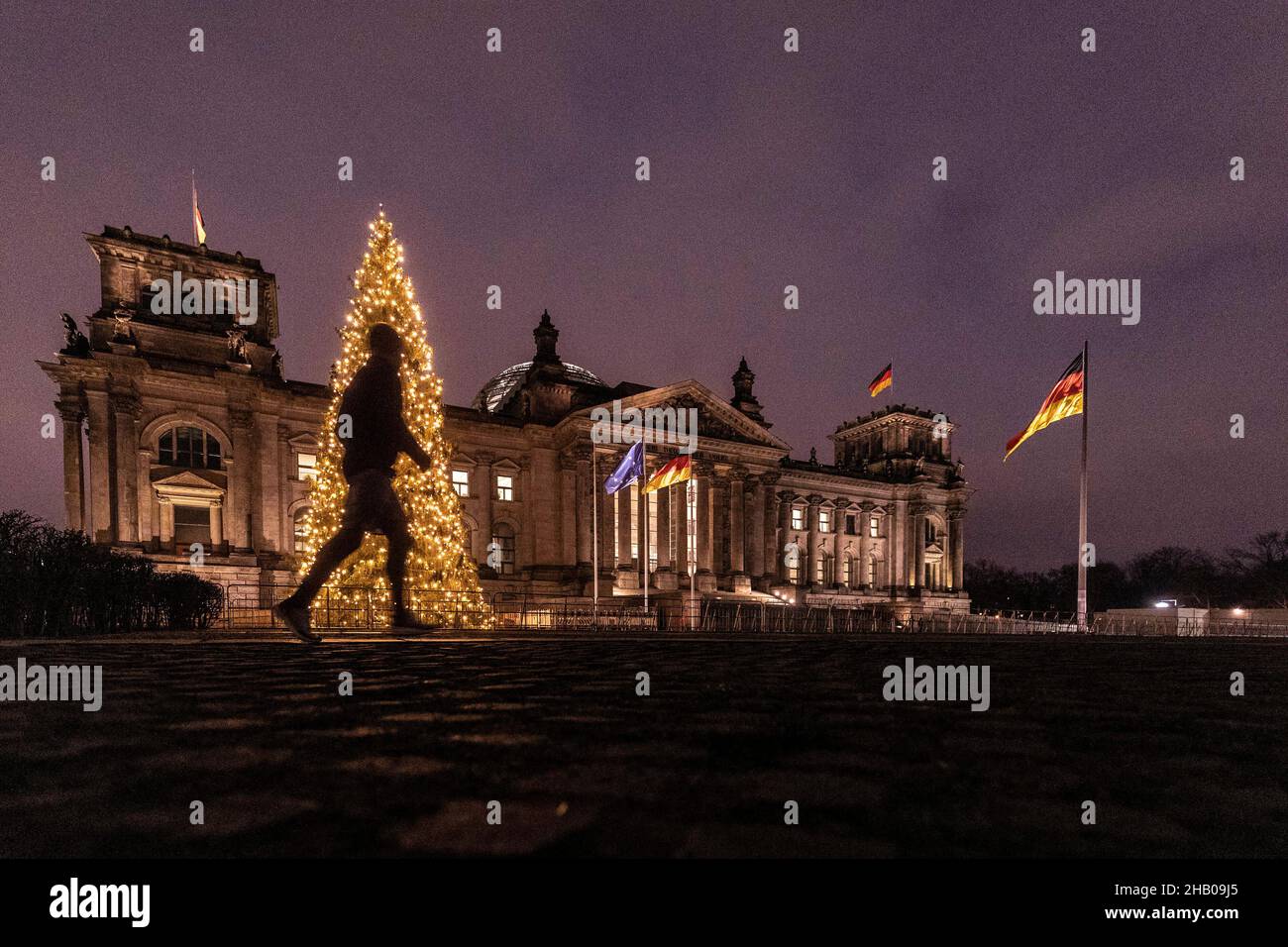 Berlin, Deutschland. 15th Dez 2021. Der Weihaftertsbaum vor dem Reichstagsgebäude ist in der Blauen Stunde in Berlin am 15. Dezember 2021 zu sehen. Copyright: Florian Gaertner/photothek.de Credit: dpa/Alamy Live News Stockfoto