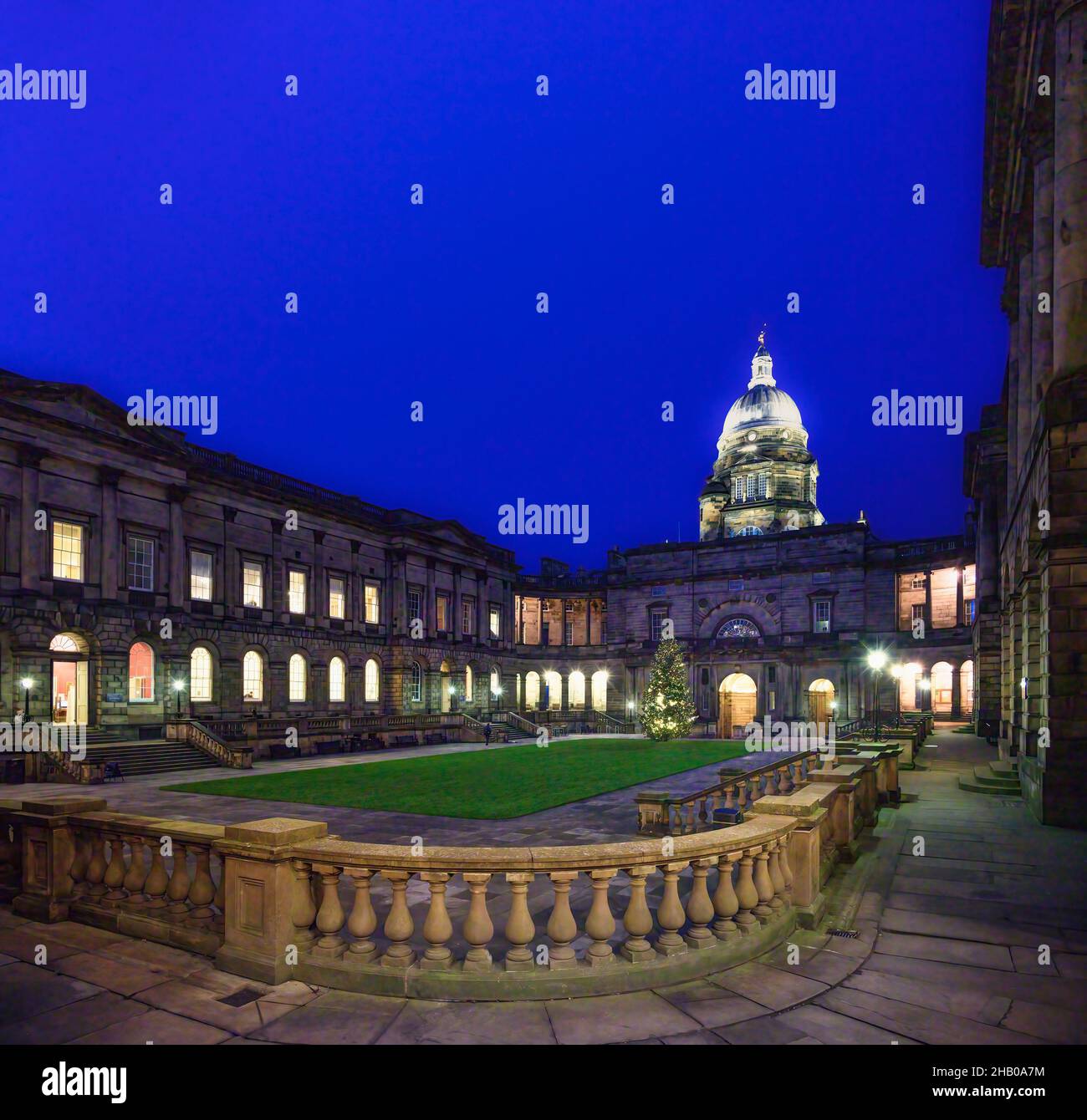 Edinburgh, Schottland, Großbritannien - Old College, Edinburgh University in der Abenddämmerung Stockfoto