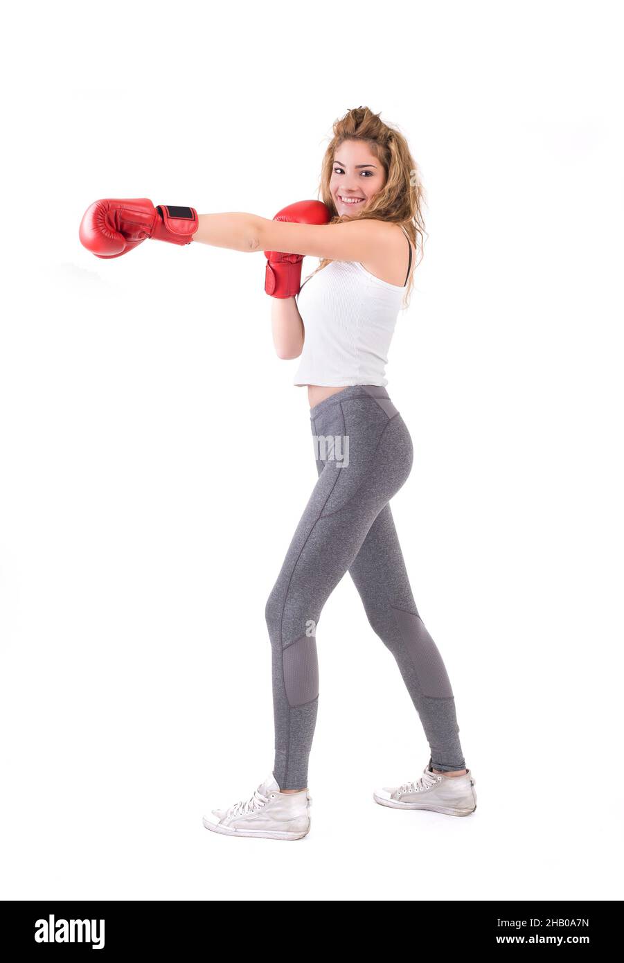 Mädchen Übung Kickboxen im Studio. Isoliert auf weißem Hintergrund. Studioaufnahme Stockfoto