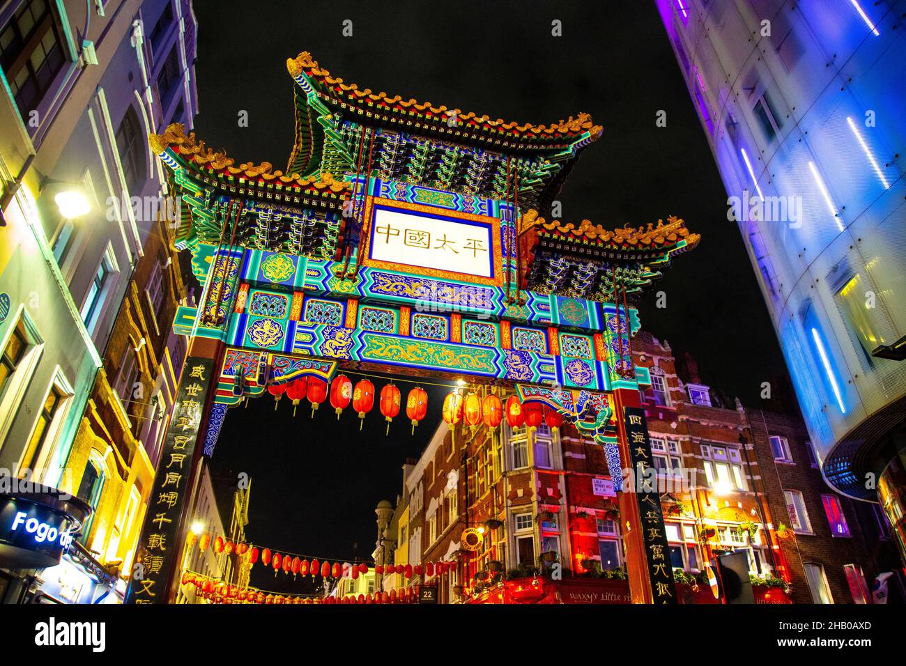 Farbenfrohes orientalisches Tor nach Chinatown bei Nacht, London, Großbritannien Stockfoto