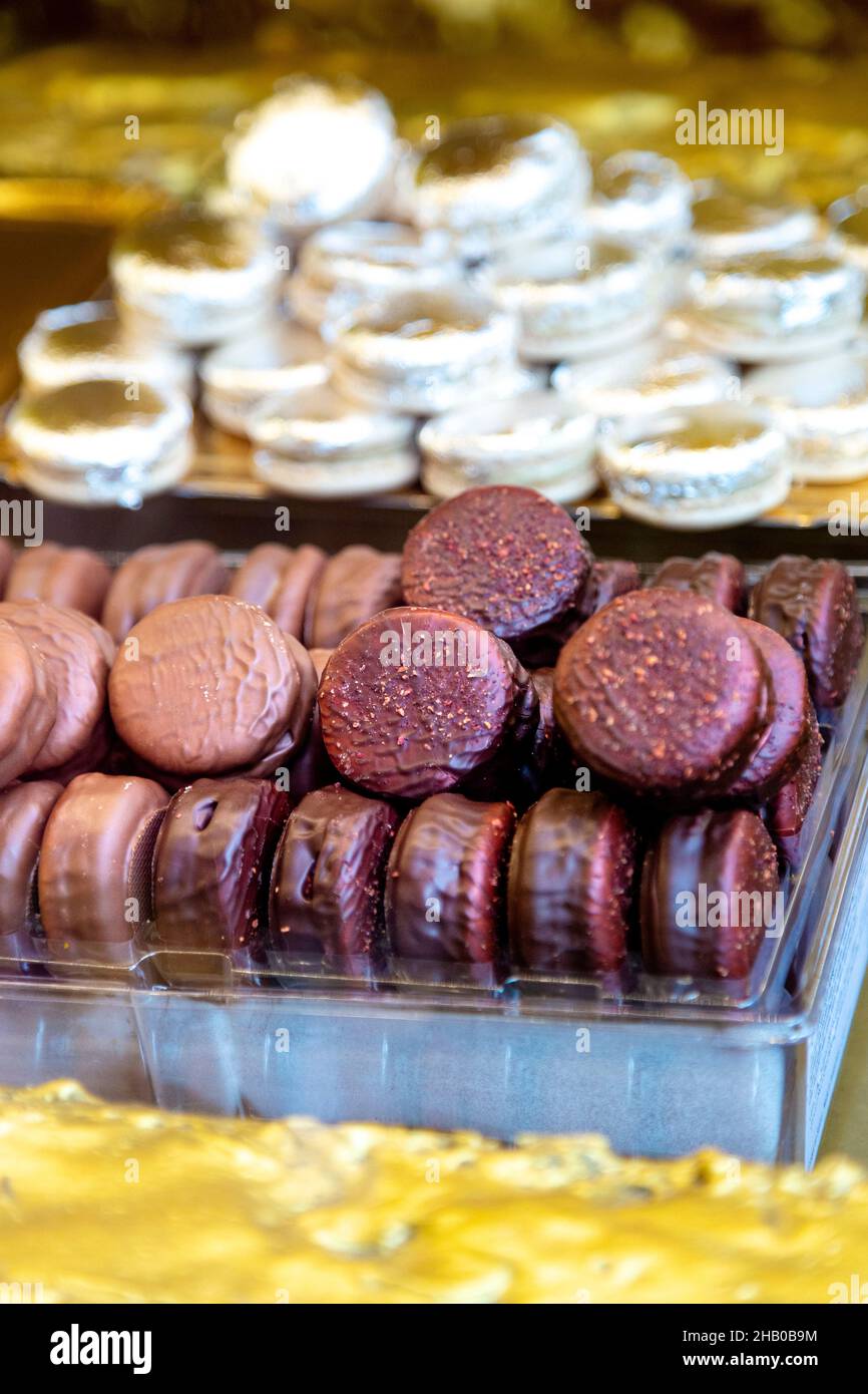 Schokoladenüberzogene Makronen im Ladurée in Burlington Arcade, Regent Street, London, Großbritannien Stockfoto