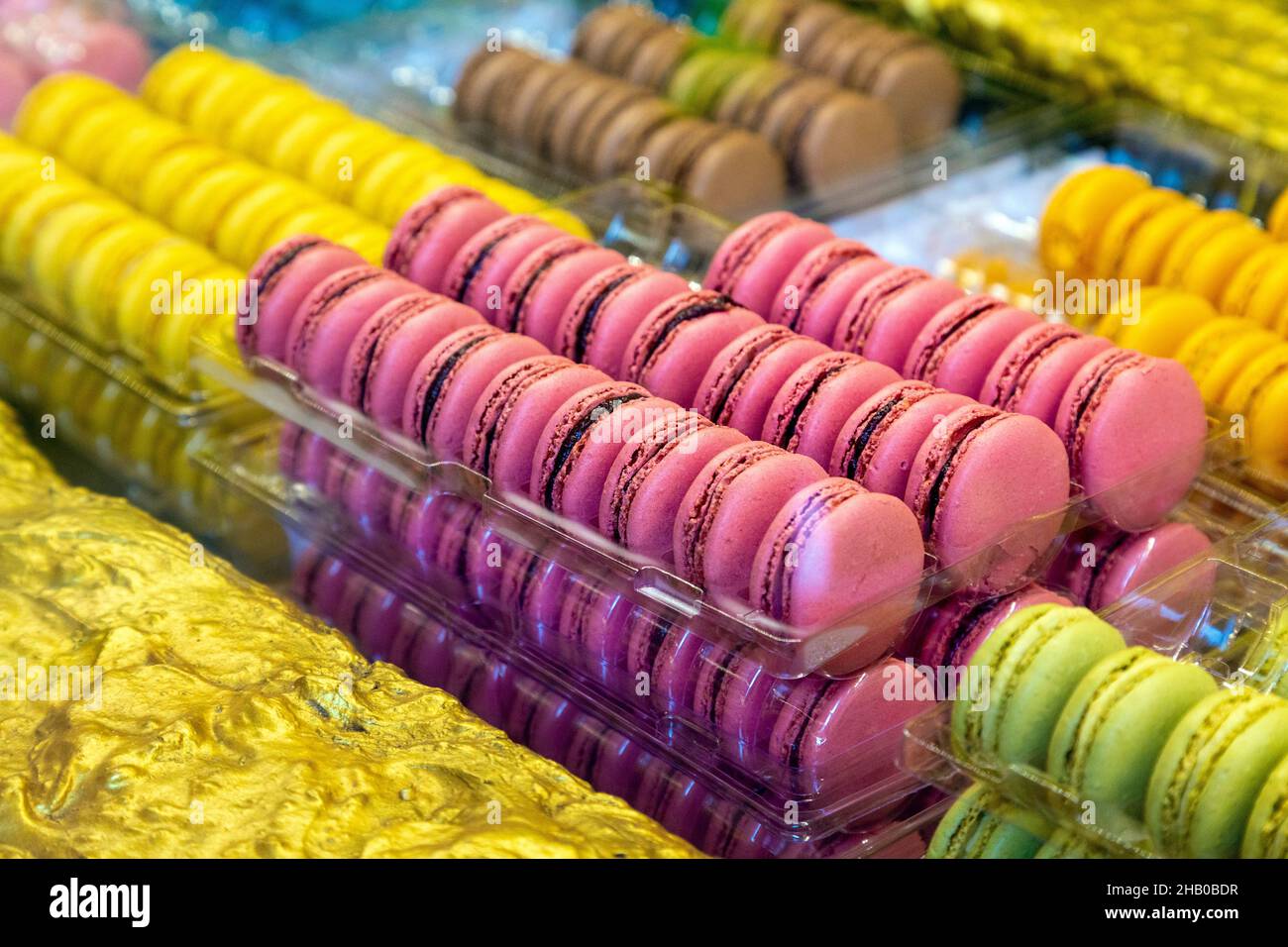 Bunte Makronen im Ladurée in Burlington Arcade, Regent Street, London, Großbritannien Stockfoto