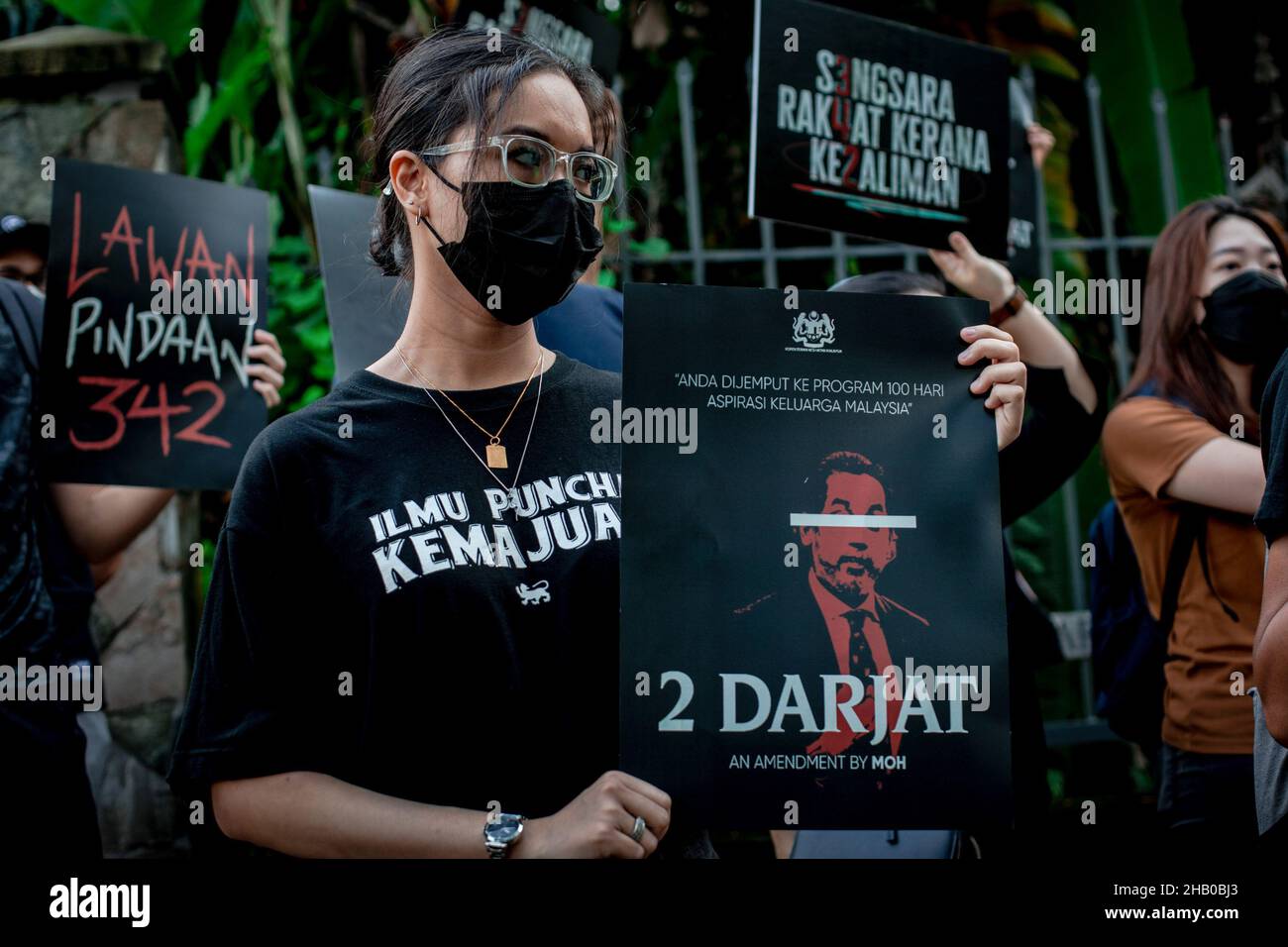 Kuala Lumpur, Malaysia. 16th Dez 2021. Junge Demonstranten vom Sekretariat der Volksolidarität halten Plakate während einer Kundgebung gegen die Änderungen des Gesetzes 342 vor dem Parlamentsgebäude in Kuala Lumpur. Das Sekretariat der Jugendkoalition Solidariti Rakyat (SSR) hat sich vor dem Parlamentsgebäude in Kuala Lumpur versammelt, um gegen die Änderungen des Gesetzes zur Prävention und Kontrolle von Infektionskrankheiten (Act 342) zu protestieren. Sie fordern von der Regierung eine Überprüfung des hohen Antrags im Änderungsgesetz. (Foto von Syaiful Redzuan/SOPA Images/Sipa USA) Quelle: SIPA USA/Alamy Live News Stockfoto