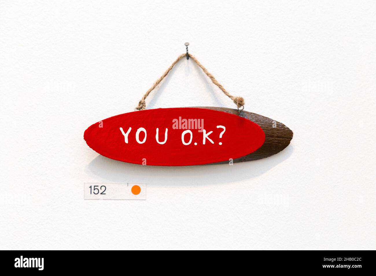 'Red Robin' von Harry Hill, ein Stück Holz mit 'OK?' Text, RA Summer Exhibition 2021, London, Großbritannien Stockfoto