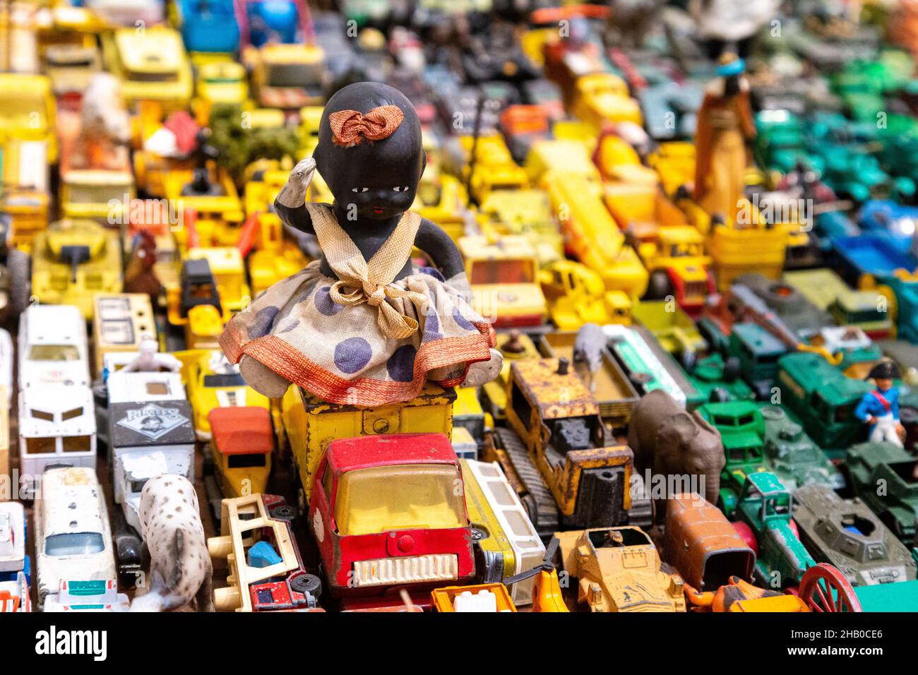 Sammlerstücke von Spielzeugautos und einer schwarzen Puppe im Rahmen von „Exodus“ von Zak Ové, RA Summer Exhibition 2021, London, Großbritannien Stockfoto