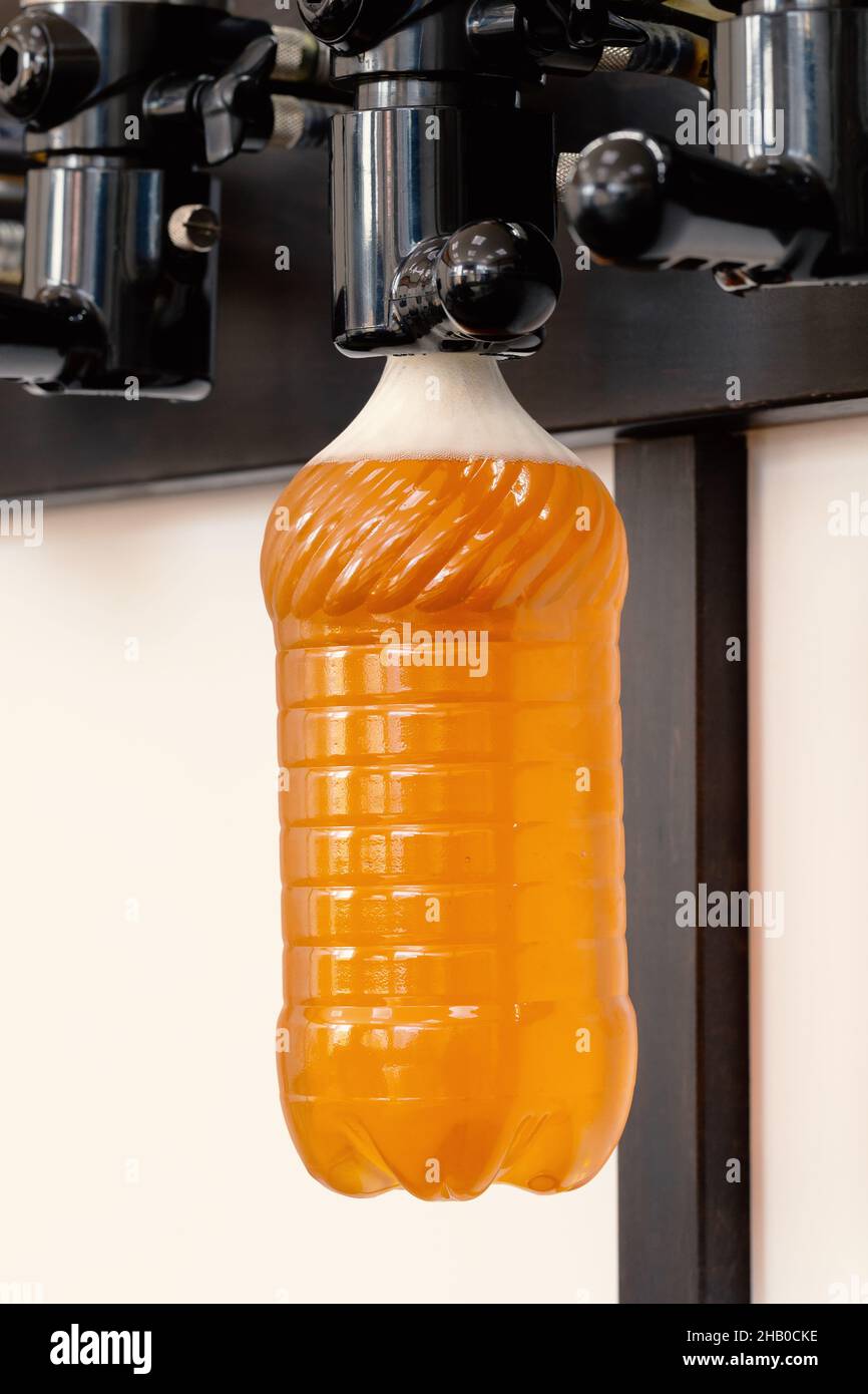 Neue moderne Bierzapfanlagen mit Plastikflaschen an der Theke im Pub Stockfoto