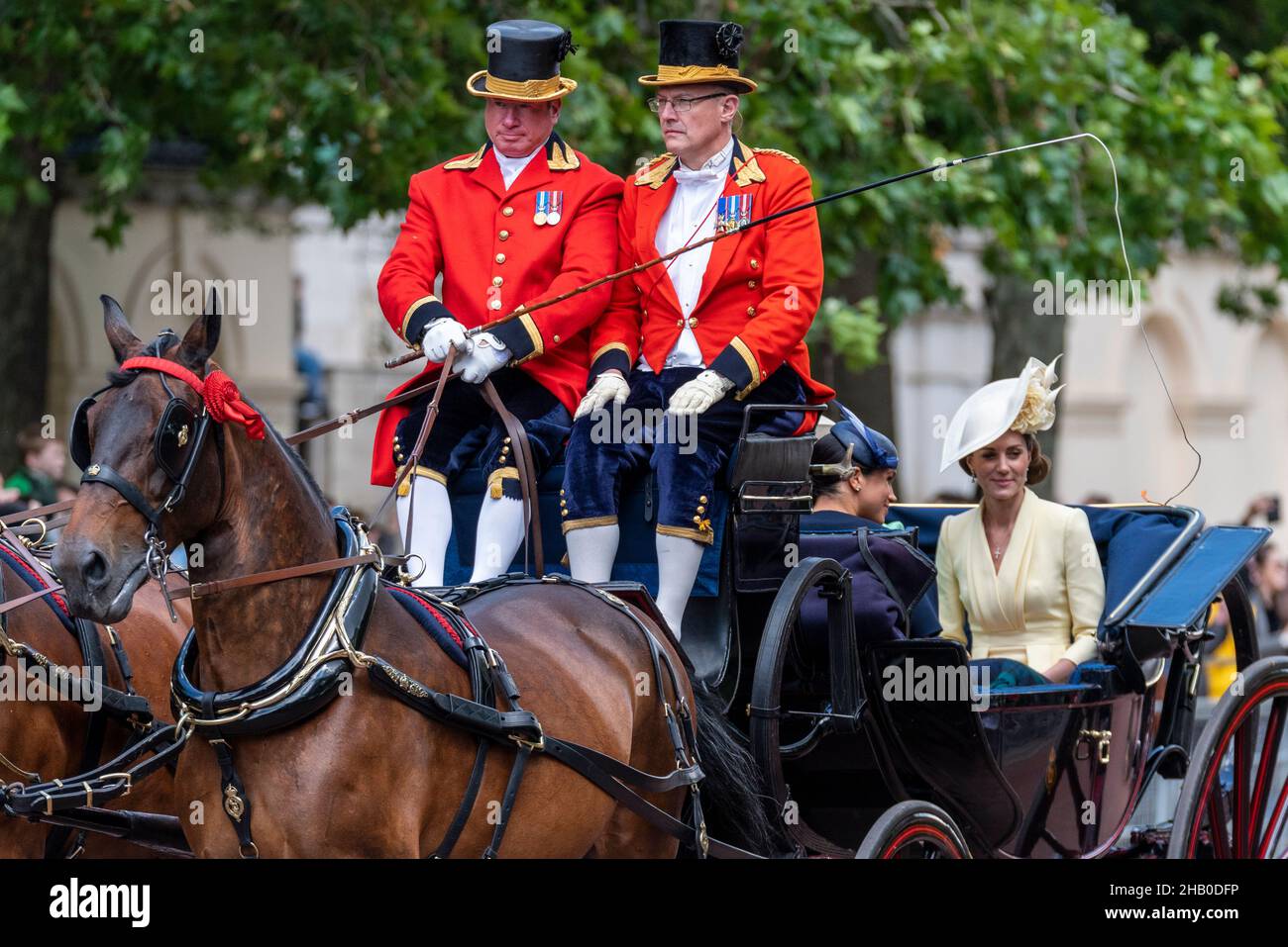 Kate Middleton, Herzogin von Cambridge in einer Pferdekutsche auf der Mall, Westminster, London, Großbritannien, während des Trooping the Color 2019. Mit Meghan Stockfoto