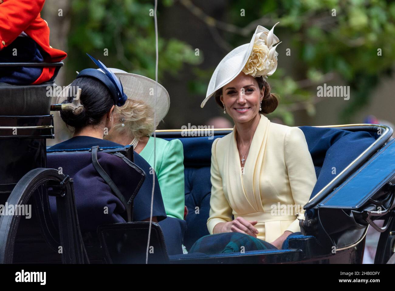 Kate Middleton, Herzogin von Cambridge in einer Pferdekutsche auf der Mall, Westminster, London, Großbritannien, während des Trooping the Color 2019. Mit Meghan Stockfoto