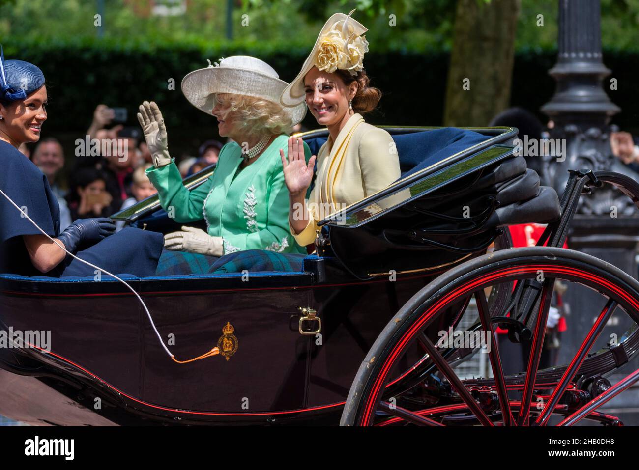 Kate Middleton, Herzogin von Cambridge in Kutsche mit Meghan, Herzogin von Sussex und Camilla. Winken Sie den Massen zu Stockfoto