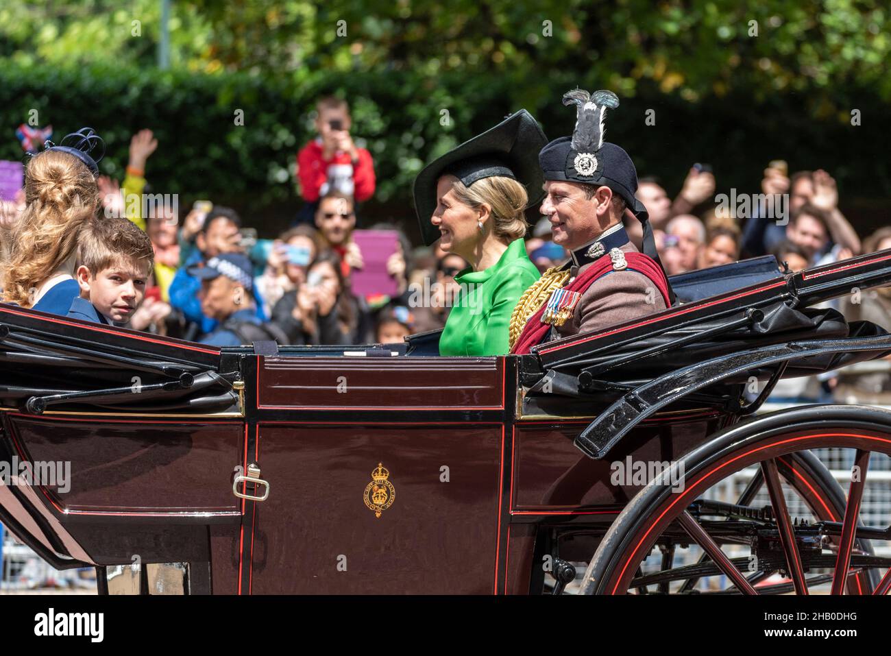 Sophie Gräfin von Wessex mit Prinz Edward, James, Viscount Severn und Lady Louise Windsor auf die Farbe im Schlitten auf der Mall, London Stockfoto