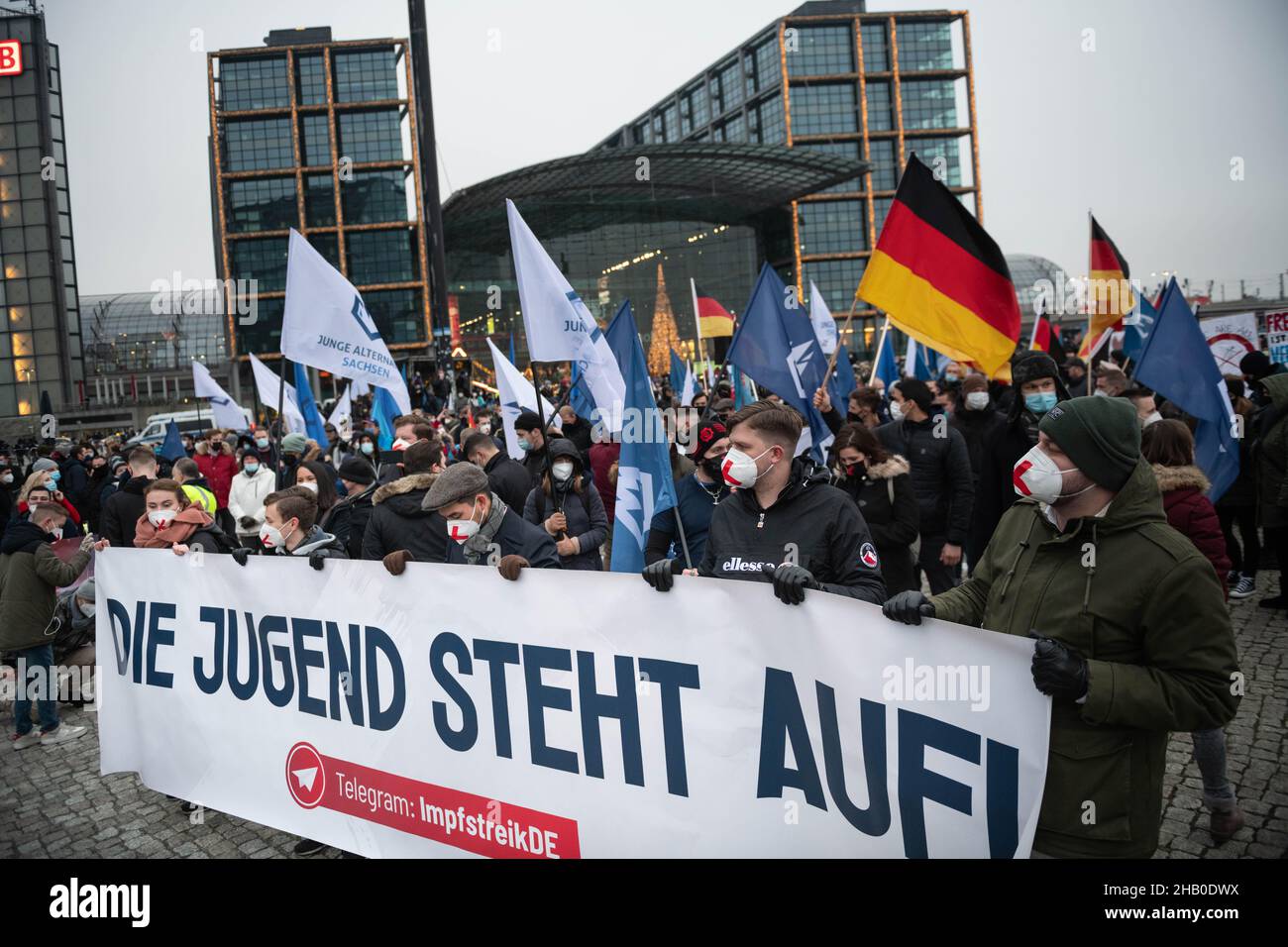 Berlin, Deutschland. 11th. Dezember 2021. Junge AfD-Unterstützer beginnen ihren marsch vom Washingtonplatz aus. / AktivistInnen der Jungen Alternative für Deutschland Stockfoto