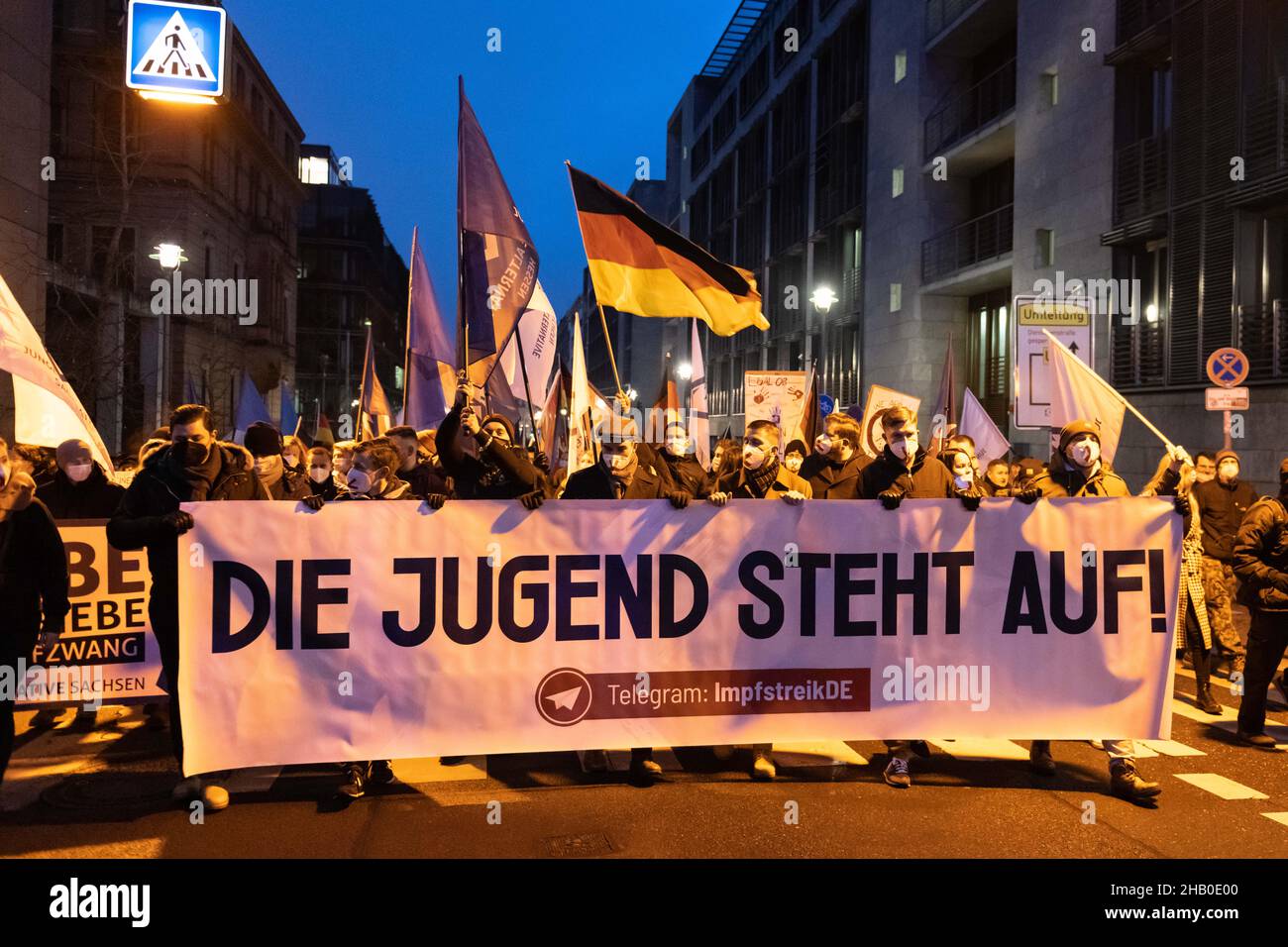 Berlin, Deutschland. 11th. Dezember 2021. Im Bild: Junge AfD-Mitglieder marschieren durch Berlin-Mitte. AktivistInnen der Jungen Alternative für Deutschland Stockfoto