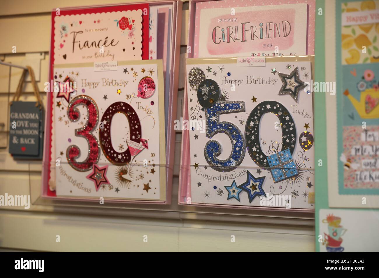 Geburtstagskarten, Taschen und Geschenkpapier, abgebildet in einem Kartengeschäft in Hampshire, Großbritannien. Stockfoto