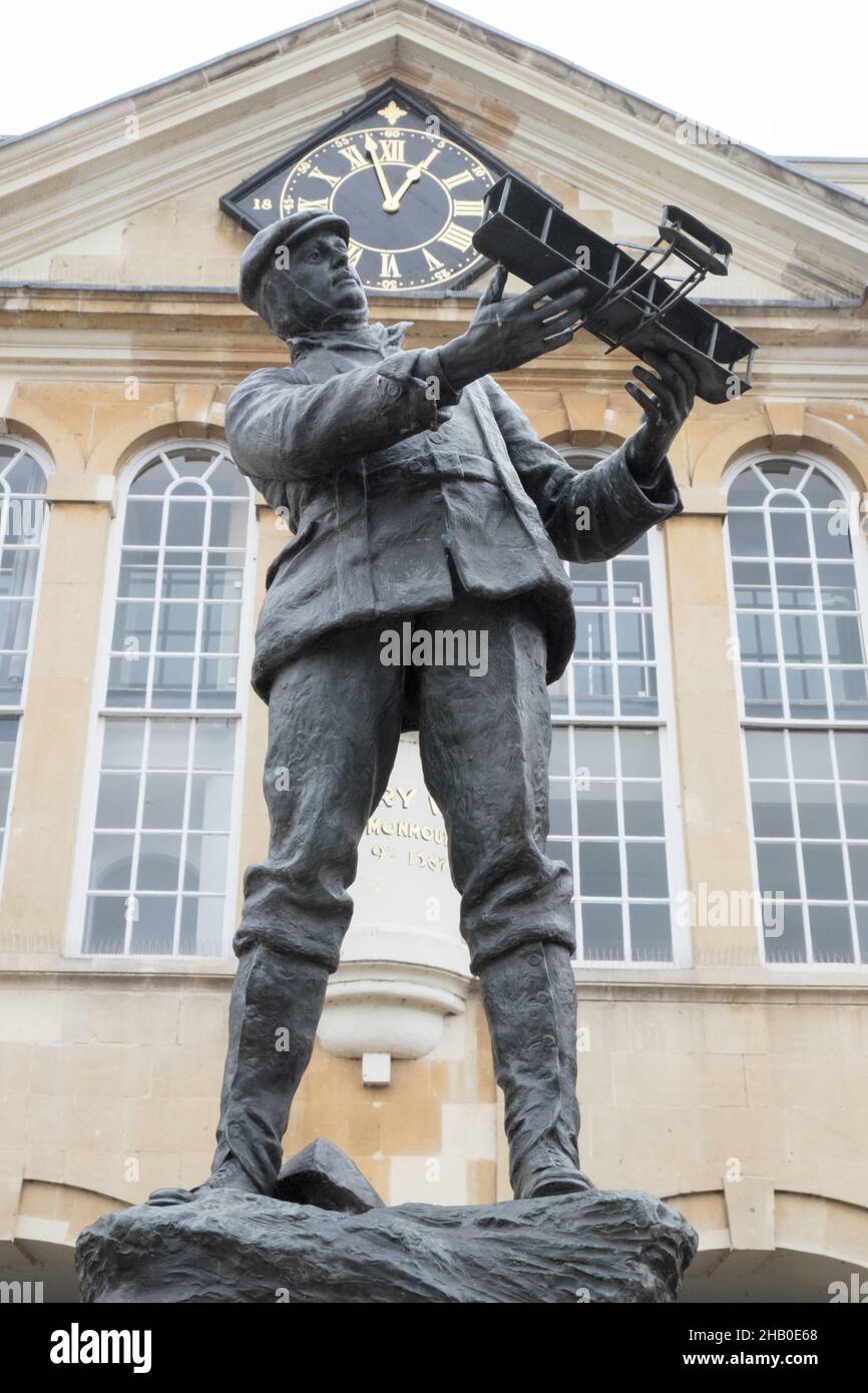 Monmouth - der Geburtsort von Henry V, Statue von Henry V, und Charles Rolls, von, Rolls Royce, Ruhm, Eine Statue in seinem Gedächtnis, in der er gesehen wird, hält ein biplane Modell, wurde auf Agincourt Square, Monmouth errichtet. Monmouth, Wales, Welsh, Grenze, Stadt, ein, wenige, Meilen, von, England, Stockfoto