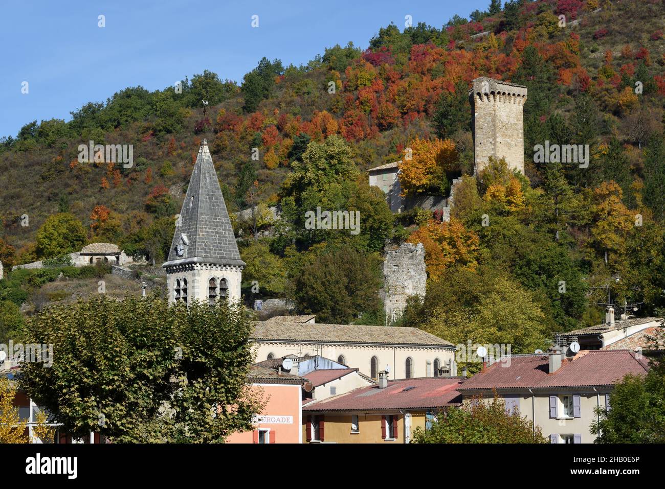 Kirche Spire & Mittelalterlicher sechseckiger Turm, Teil der alten Stadtmauer, in Castellane im Herbst Alpes-de-Haute-Provence Provence Frankreich Stockfoto