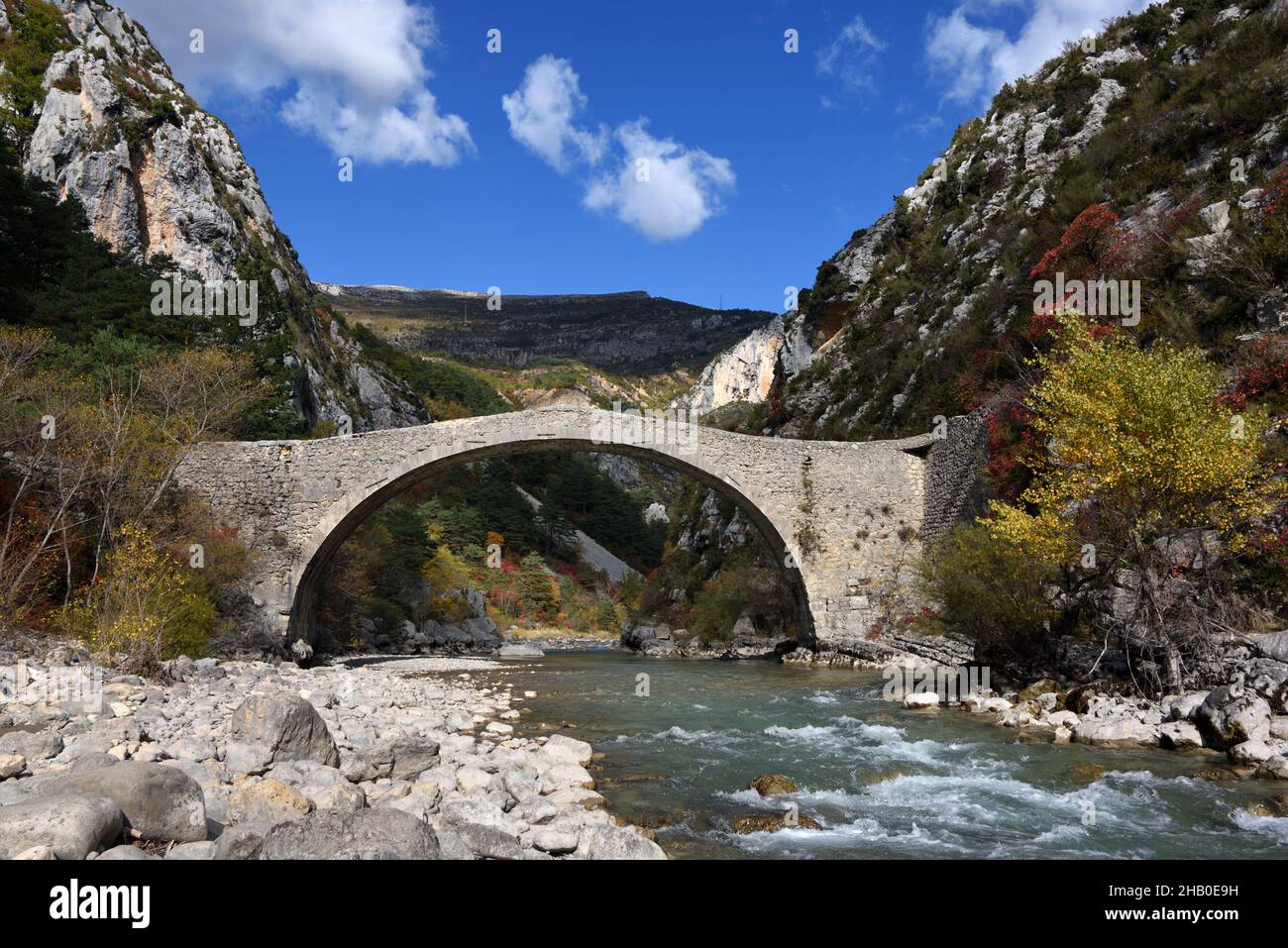 Alte Steinbrücke, Buckelbrücke oder Single Arch Bridge, Pont de Tusset, über den Fluss Verdon in der Verdon-Schlucht Alpes-de-Haute-Provence Frankreich Stockfoto