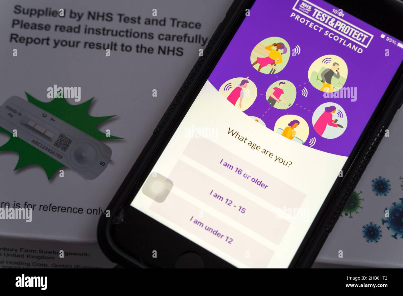 Die NHS Scotland App wird auf dem Mobiltelefon geöffnet, auf dem Registrierungsbildschirm wird gefragt, ob das Alter „welches Alter hast du?“ Stockfoto