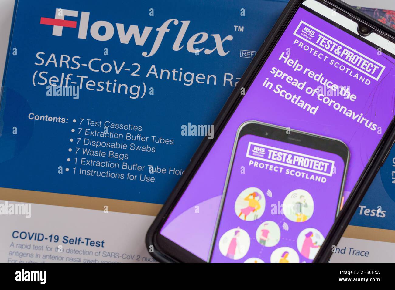 Die NHS Scotland App „Test and Protect“ wird auf dem Mobiltelefon geöffnet, eine Willkommensnachricht lautet „Helfen Sie mit, die Ausbreitung des Coronavirus zu reduzieren“ Schottland Großbritannien Stockfoto