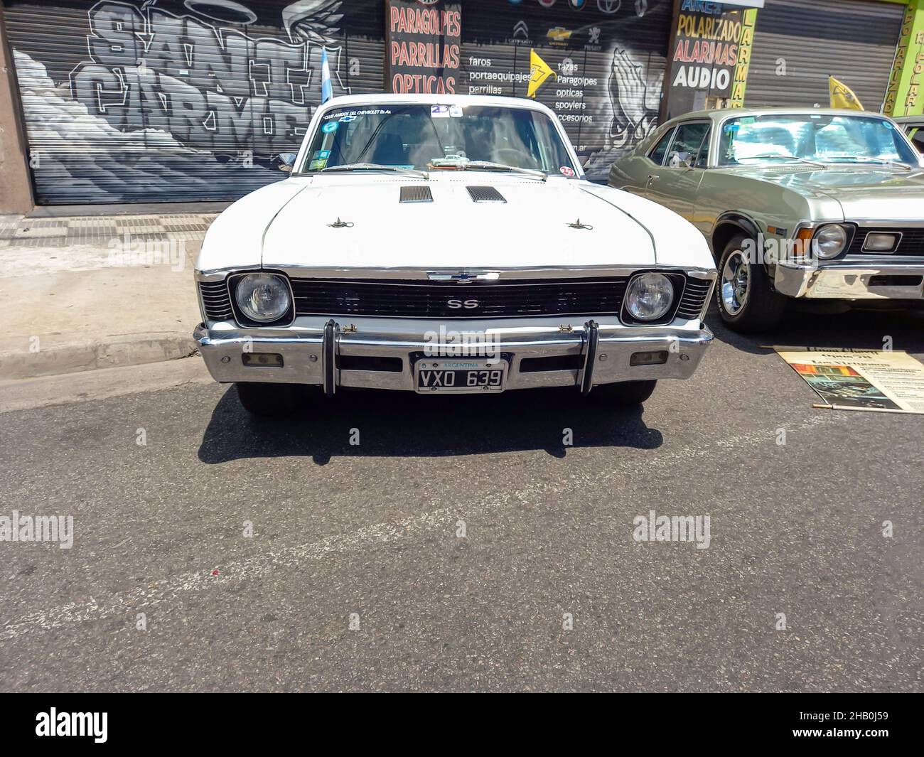 BUENOS AIRES, ARGENTINIEN - 08. Nov 2021: Weißer, sportlicher Vintage Chevrolet Chevy SS 1970s von General Motors Argentina. Vorderansicht. Expo Warnes 2021 Stockfoto