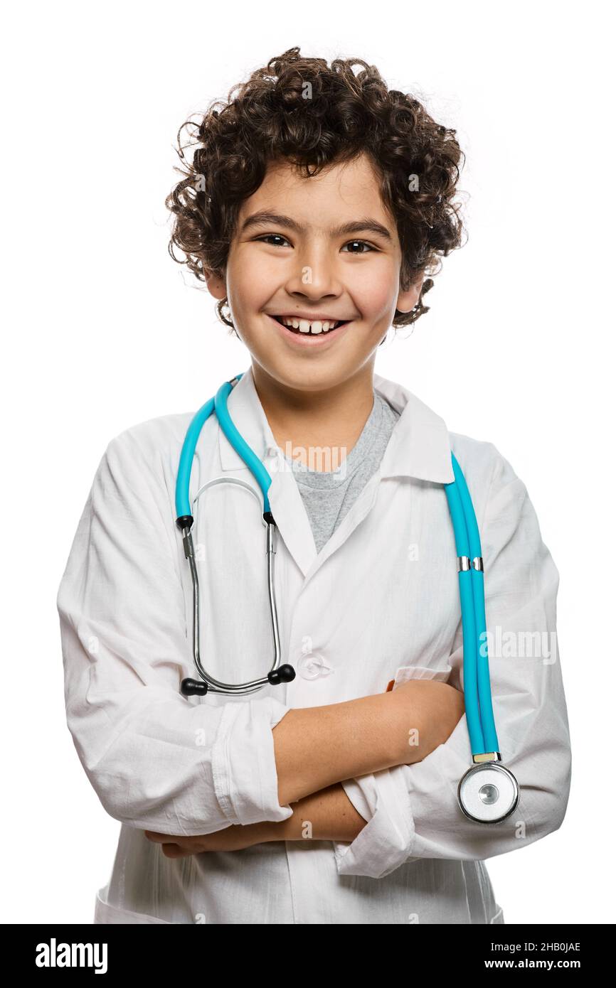 Mittelöstlicher Junge, der mit einem Stethoskop in der Ärzteschaft spielt. Kinderhobby und zukünftiger medizinischer Beruf. Weißer Hintergrund Stockfoto