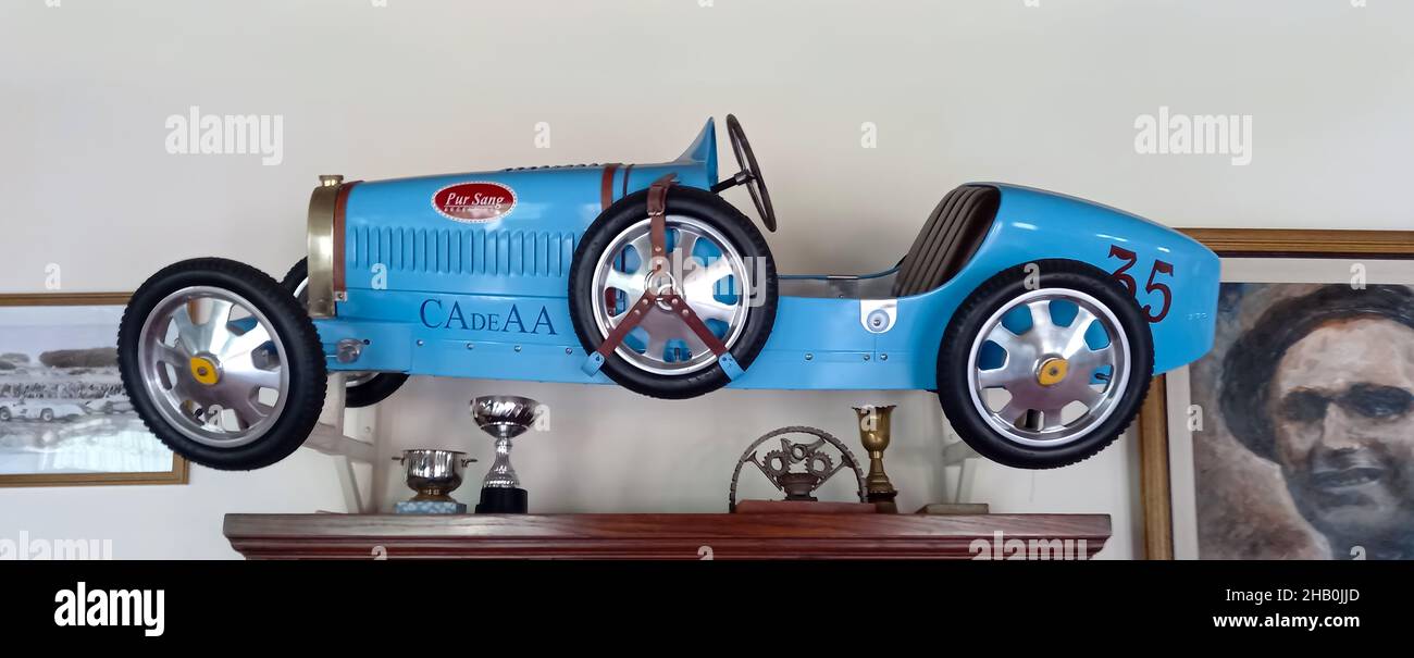 LOMAS DE ZAMORA - BUENOS AIRES, ARGENTINIEN - 05. Dez 2021: Modell eines hellblauen Bugit Typ 35 Grand Prix 1920s erfolgreichen italienischen Rennwagens. Seite V Stockfoto