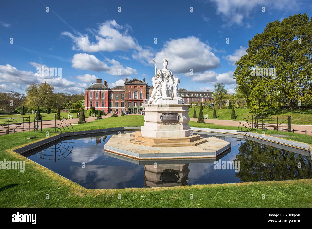 Kensington Palace und Queen Victoria Monument in London, Großbritannien Stockfoto