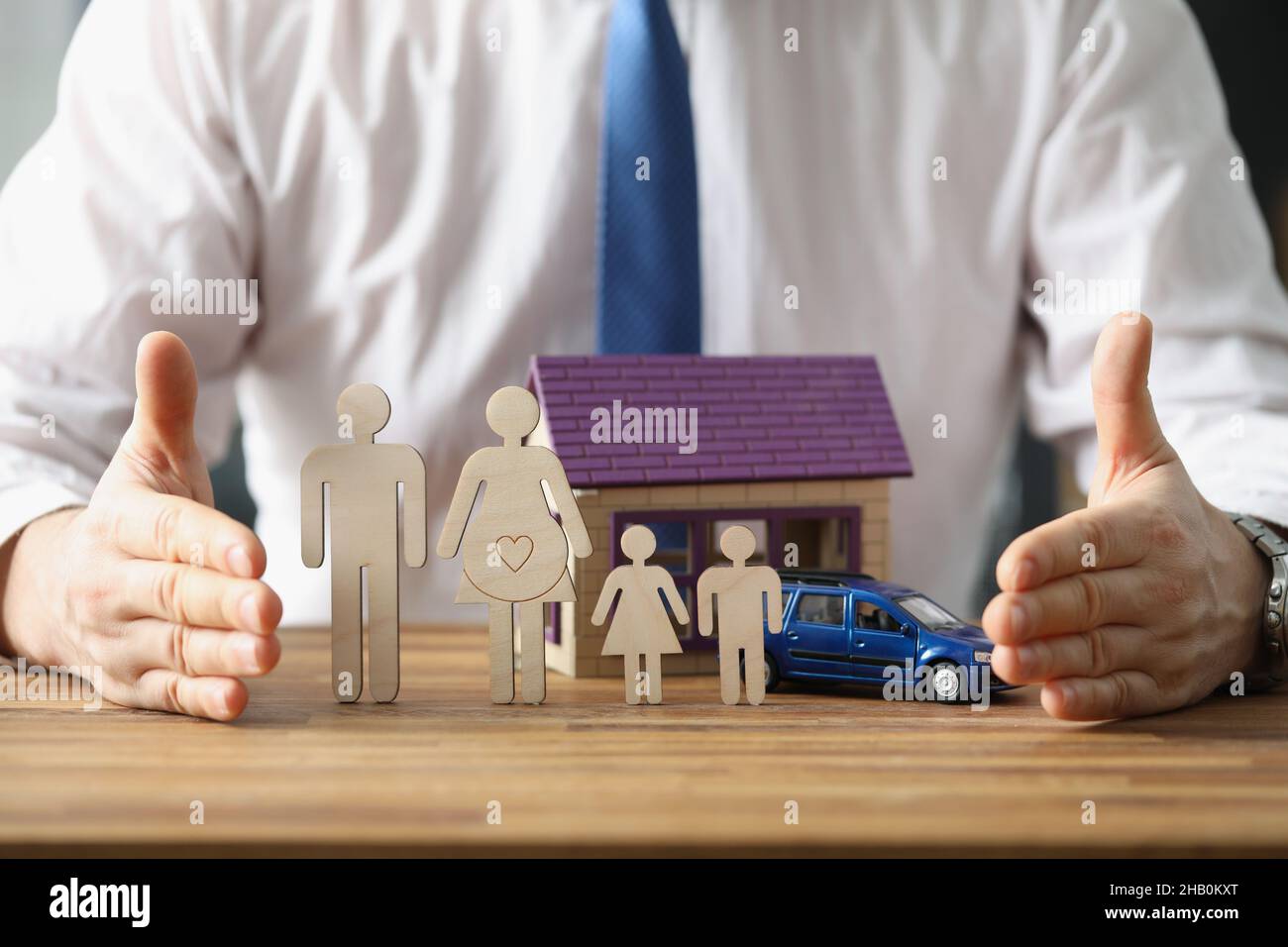 Der Wirtschaftsvertreter schlägt vor, sich um die Kranken-, Auto- und Hausversicherung zu kümmern Stockfoto