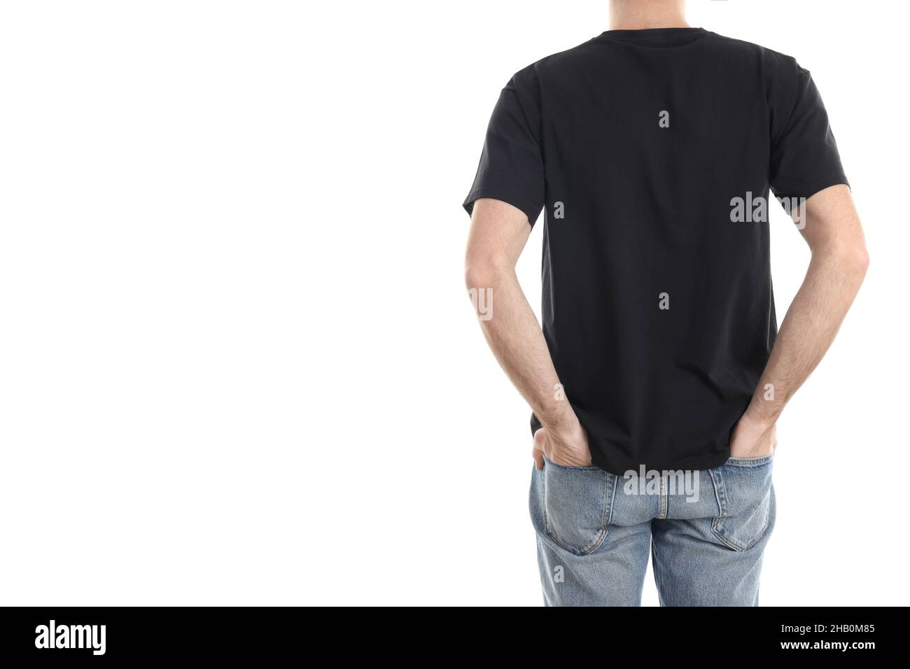 Mann in leerem schwarzen T-Shirt isoliert auf weißem Hintergrund Stockfoto