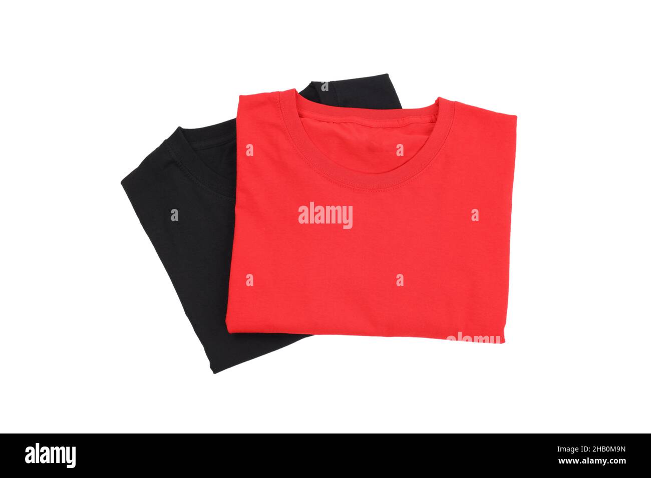Gefaltete schwarze und rote T-Shirts isoliert auf weißem Hintergrund Stockfoto