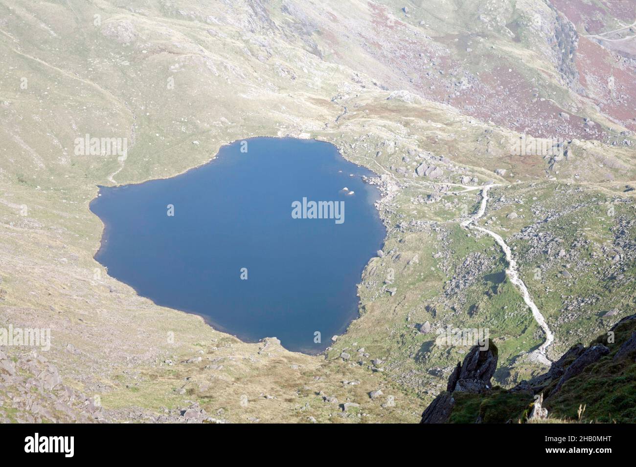 Niedriges Wasser durch Nebel vom Gipfel des alten Mannes von Coniston in der Nähe von Coniston, dem Lake District Cumbria England Stockfoto