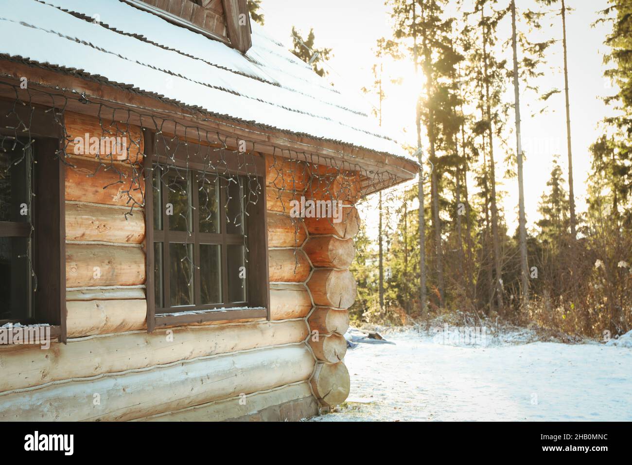 Gemütliches Holzhaus mit Schnee am Wintertag Stockfoto