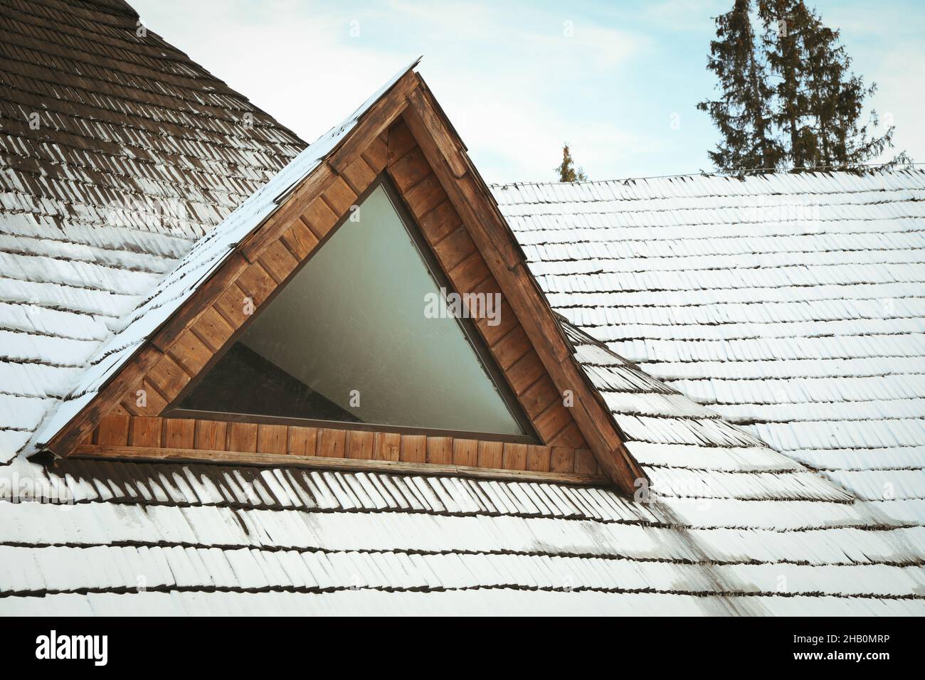 Dach des Holzhauses mit Schnee im Winter Tag Stockfoto