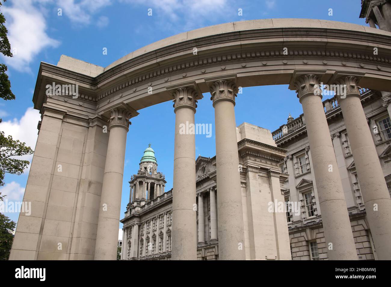 Belfast City Hall-Gebäude mit einer klassischen Renaissance-Steinfassade und Eckturm mit Säulen. Halbkreisförmiges Denkmal mit Säulen vorne. Stockfoto